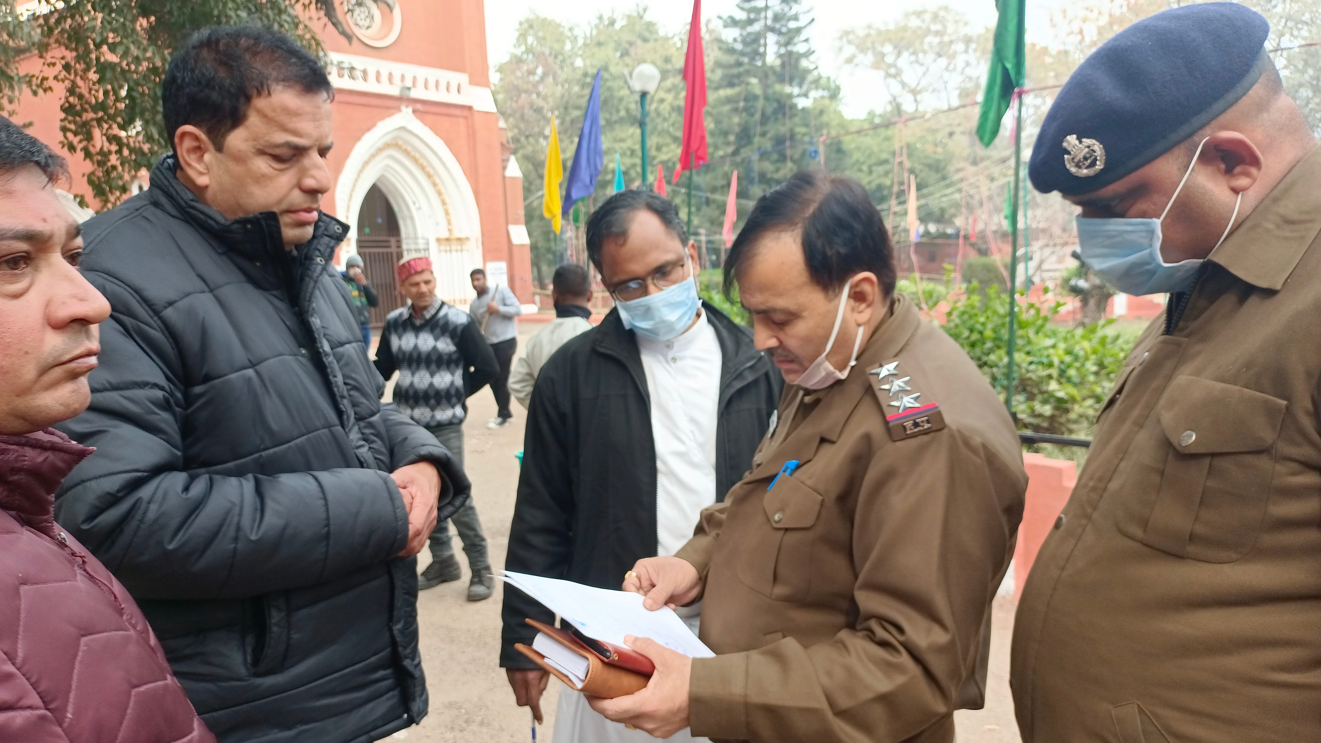 मूर्ति तोड़े जाने की लिखित शिकायत के बाद पावती देते थाना प्रभारी नरेश कुमार मूर्ति तोड़े जाने की लिखित शिकायत के बाद पावती देते थाना प्रभारी नरेश कुमार