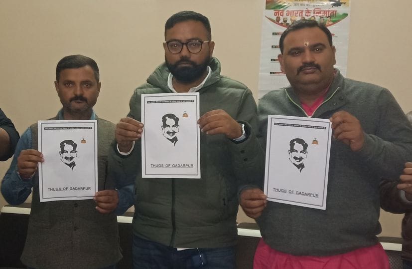 गदरपुर में सवालों की सूची जारी करते सुमित्तर भुल्लर। गदरपुर में सवालों की सूची जारी करते सुमित्तर भुल्लर।