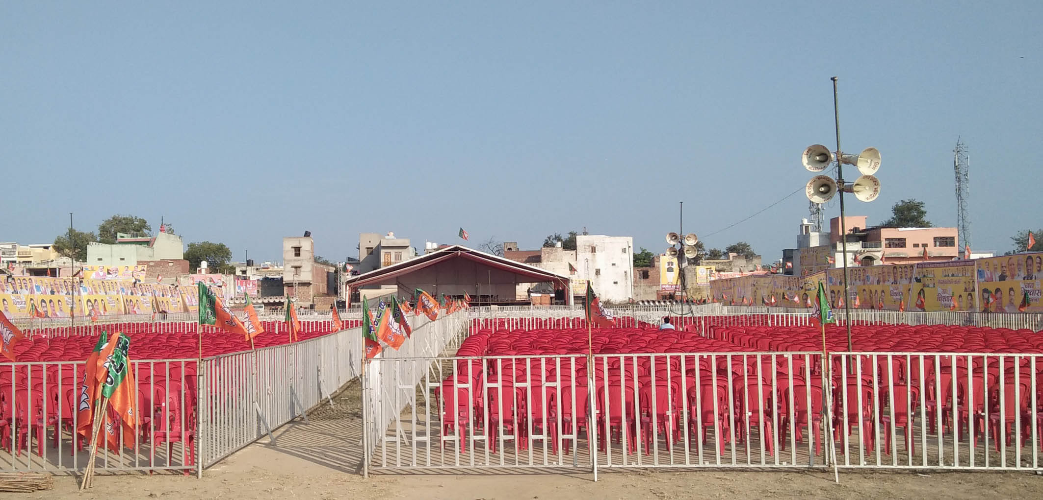 गढ़ के घोड़ा फार्म में तैयार किया गया सभा स्थल। गढ़ के घोड़ा फार्म में तैयार किया गया सभा स्थल।