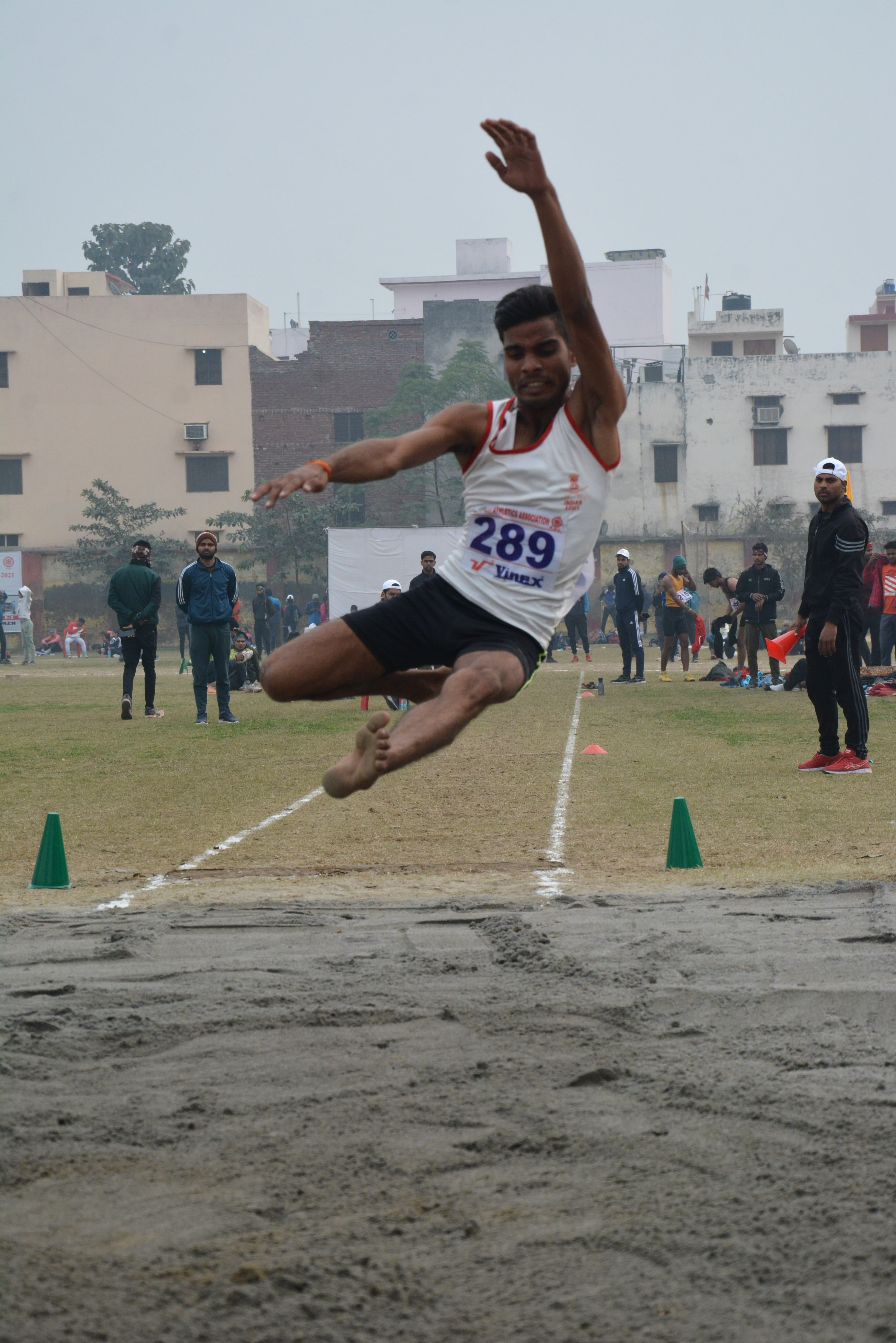 स्पोर्ट्स स्टेडियम में ऊंची कूद में प्रतिभाग करता खिलाडी। स्पोर्ट्स स्टेडियम में ऊंची कूद में प्रतिभाग करता खिलाडी।
