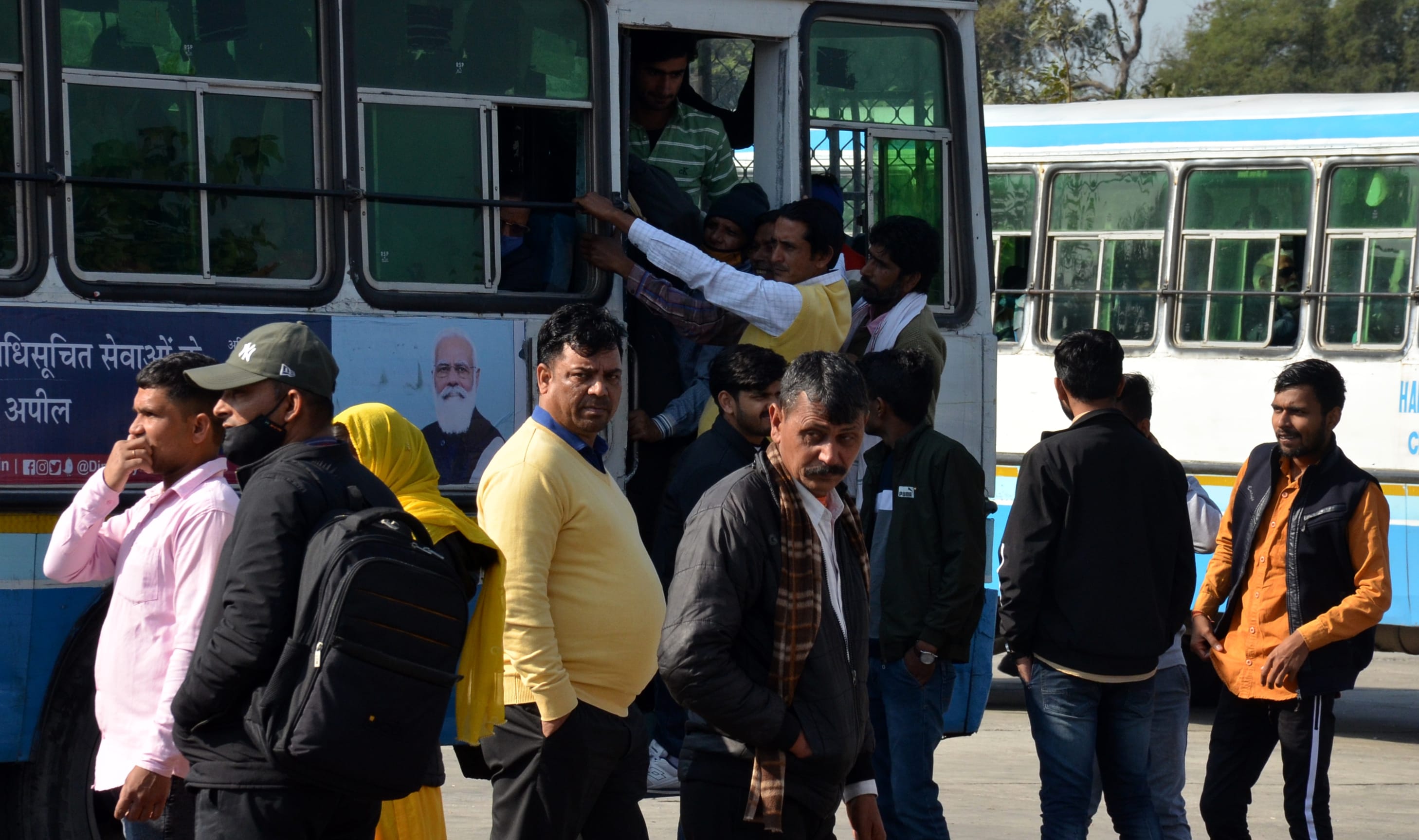 203: कुछ इस तरहा सफर करनें को मजबुर हैं यात्री...... नए बस अड्डे पर बसों से कुछ इस तरहा से सफर कर रहे यात्र