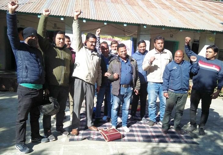 Pekerja Rajasv Memprotes – Karyawan pendapatan memprotes di tempat Tehsil
