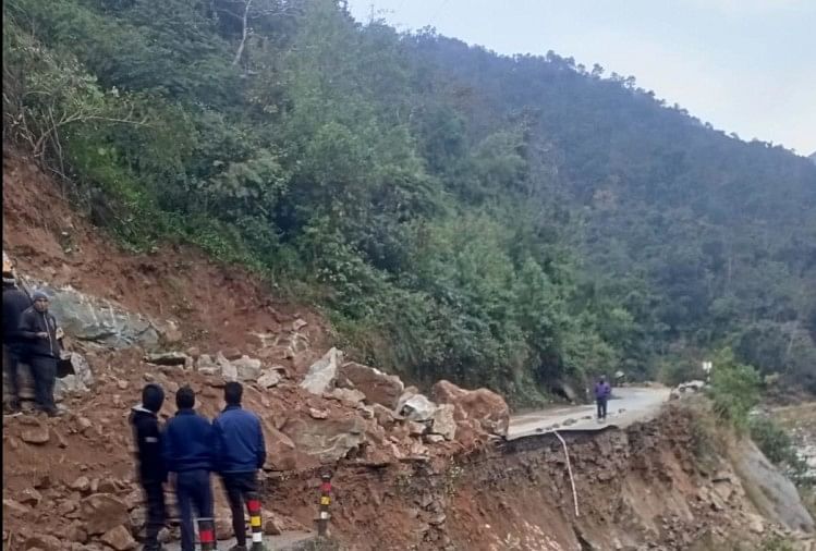 Uttarakhand News entre Kotdwar et Dugadda, 50 mètres d’autoroute sont tombés dans une rivière