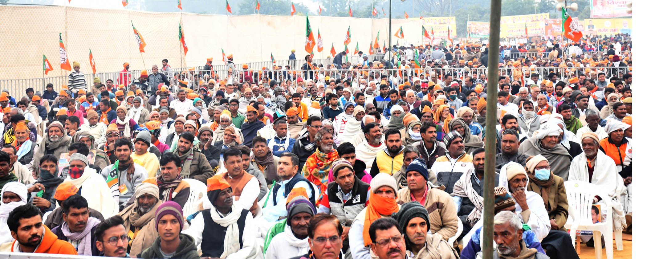गढ़ में जनसभा में मौजूद भाजपा कार्यकर्ता।