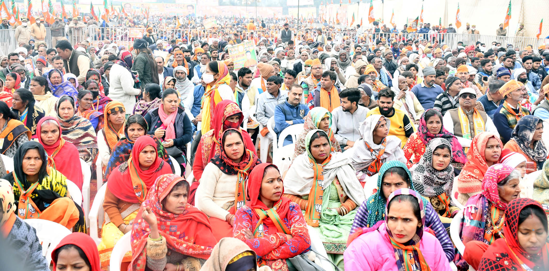 गढ़ नगर में नड्डा की जनसभा में मौजूद भाजपा कार्यकर्ता।
