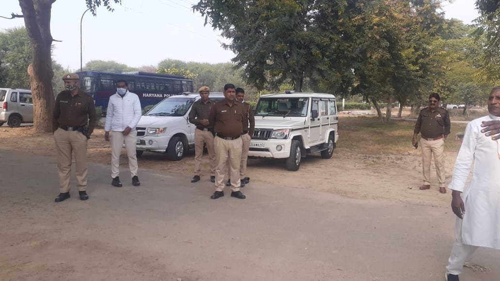 अग्रोहा मेडिकल में मौजूद पुलिस अधिकारी व परिजन। अग्रोहा मेडिकल में मौजूद पुलिस अधिकारी व परिजन।
