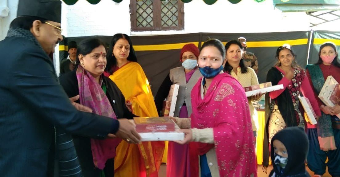 वीर नारियों को सम्मानित करते केंद्रीय मंत्री अजय भट्ट। संवाद वीर नारियों को सम्मानित करते केंद्रीय मंत्री अजय भट्ट। संवाद