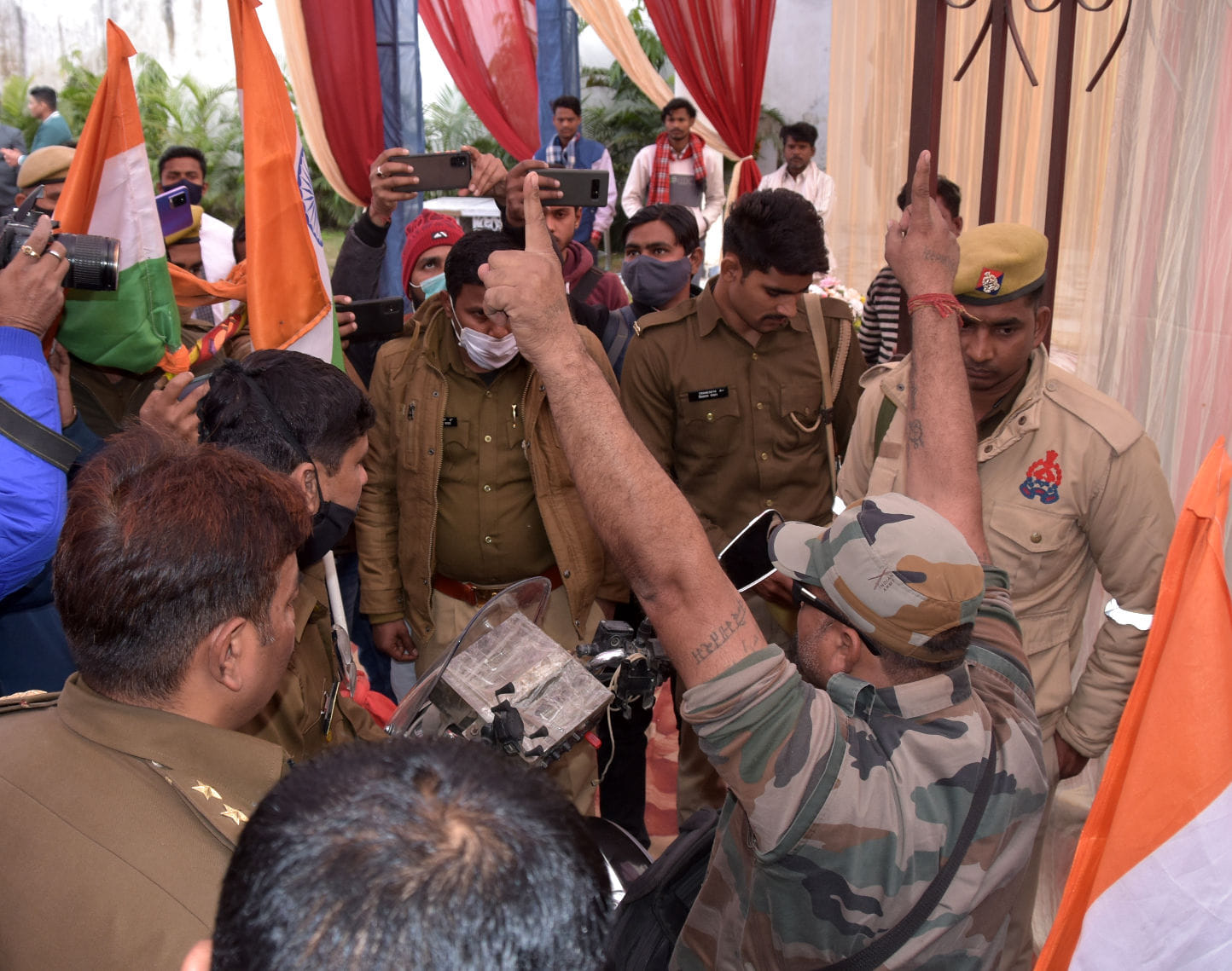 अंबाला रोड़ बॉडी बिल्डिंग प्रतियोगिता स्थल पर हंगामा करते हिन्दु संगठन नेता विजय कांत चौहान रोक अंबाला रोड़ बॉडी बिल्डिंग प्रतियोगिता स्थल पर हंगामा करते हिन्दु संगठन नेता विजय कांत चौहान रोक