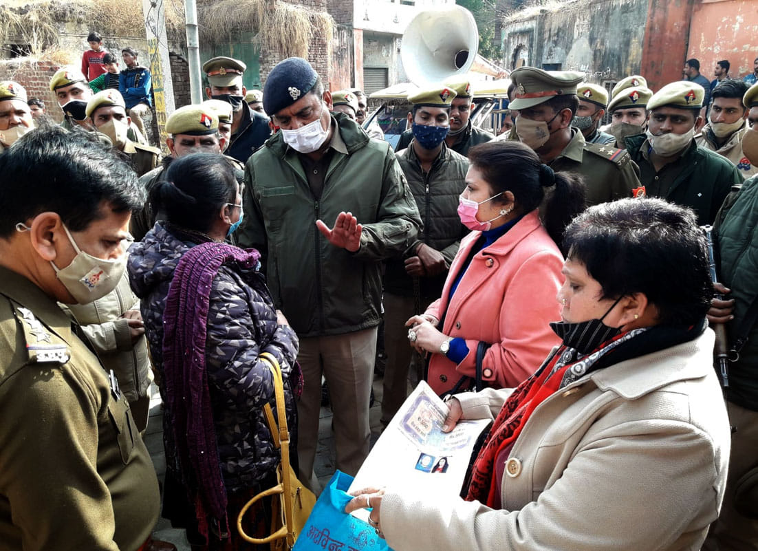 बागपत के सुन्हैड़ा गांव में कुख्यात विक्की की सम्पत्ति सील करने पहुंची पुलिस का विरोध करते परिज? बागपत के सुन्हैड़ा गांव में कुख्यात विक्की की सम्पत्ति सील करने पहुंची पुलिस का विरोध करते परिज?