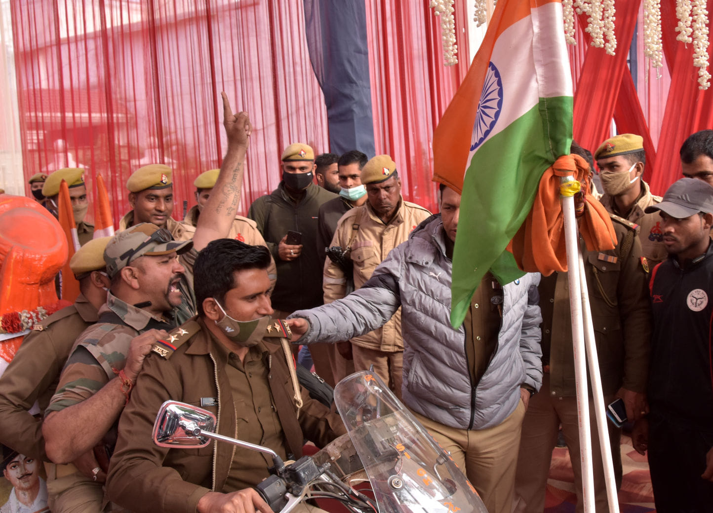 ंबाला रोड़ बॉडी बिल्डिंग प्रतियोगिता स्थल पर हंगामा करते हिन्दु संगठन नेता विजय कांत चौहान को प? ंबाला रोड़ बॉडी बिल्डिंग प्रतियोगिता स्थल पर हंगामा करते हिन्दु संगठन नेता विजय कांत चौहान को प?