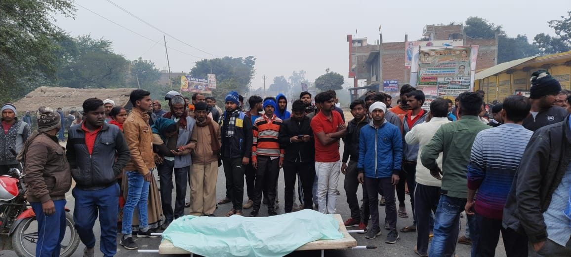 मियागंज सीएचसी के बाहर सड़क पर अंतिमा का शव रखकर जाम लगाएं परिजन व ग्रामीण। संवाद मियागंज सीएचसी के बाहर सड़क पर अंतिमा का शव रखकर जाम लगाएं परिजन व ग्रामीण। संवाद