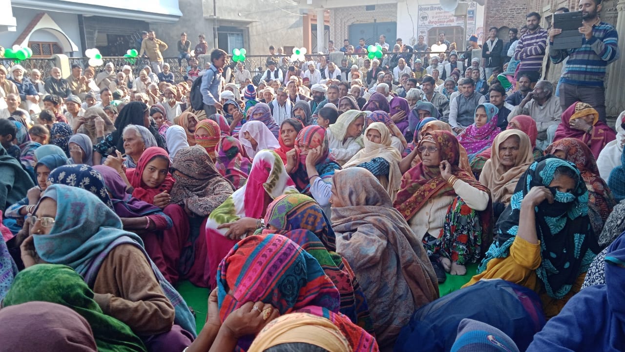 सोरम में रालोद अध्यक्ष जयंत सिंह के जन्मदिन कार्यक्रम में मौजूद महिलाएं