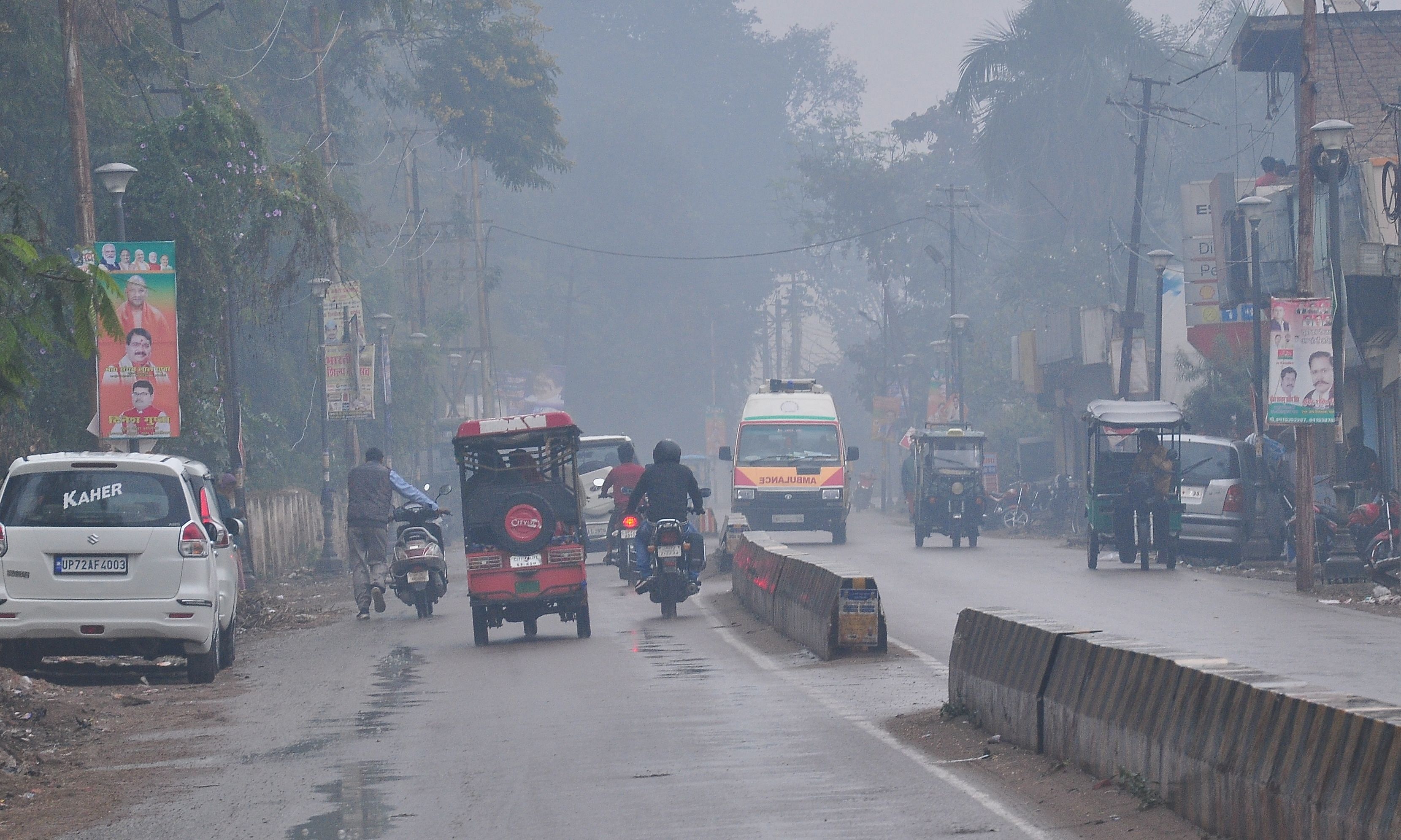 मंगलवार को दोपहर बाद रिमझिम बारिश के दौरान छायी रही धुंध। संवाद