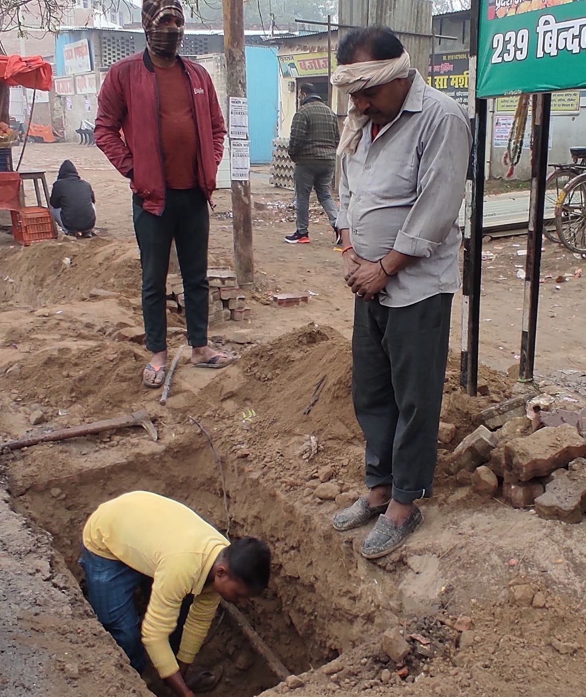 गांधी चौराहे के समीप लीकेज पाइप लाइन ठीक करते पालिका कर्मचारी। संवाद गांधी चौराहे के समीप लीकेज पाइप लाइन ठीक करते पालिका कर्मचारी। संवाद