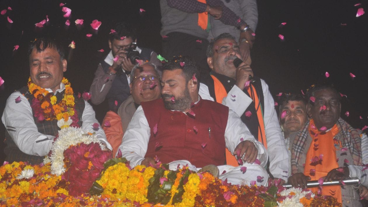 तहसील चौराहे पर लोगो को संबोधित करते भाजपा की जनविश्वाश यात्रा की गाड़ी पर सवार केंद्रीय मंत्री ? तहसील चौराहे पर लोगो को संबोधित करते भाजपा की जनविश्वाश यात्रा की गाड़ी पर सवार केंद्रीय मंत्री ?