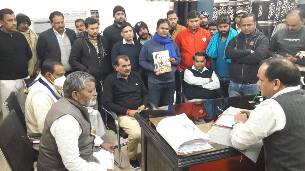 खतौली तहसील में एसडीएम से मिलते आजाद समाज पार्टी के कार्यकर्ता। खतौली तहसील में एसडीएम से मिलते आजाद समाज पार्टी के कार्यकर्ता।