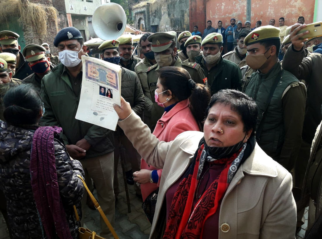 मकान पर सील लगाने गई पुलिस को मकान अपने नाम होने के कागजात दिखाती विक्की की बहन मकान पर सील लगाने गई पुलिस को मकान अपने नाम होने के कागजात दिखाती विक्की की बहन