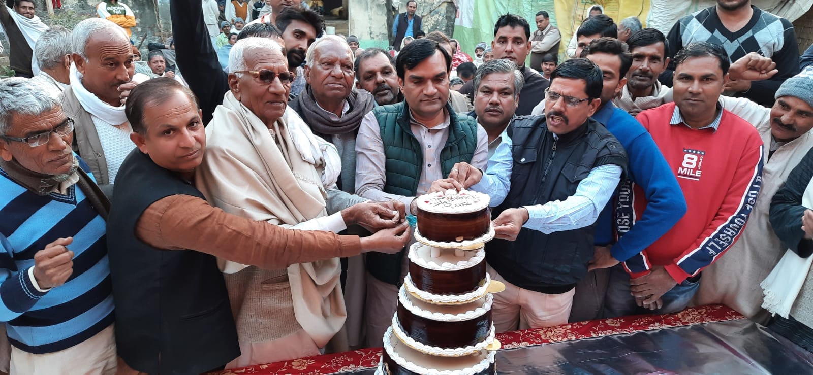 छपरौली केक काकटकर चौधरी जयंत का जन्म दिन मनाते रालोद के प्रदेश उपाध्यक्ष धीरज उज्जवल व कार्यकर्?