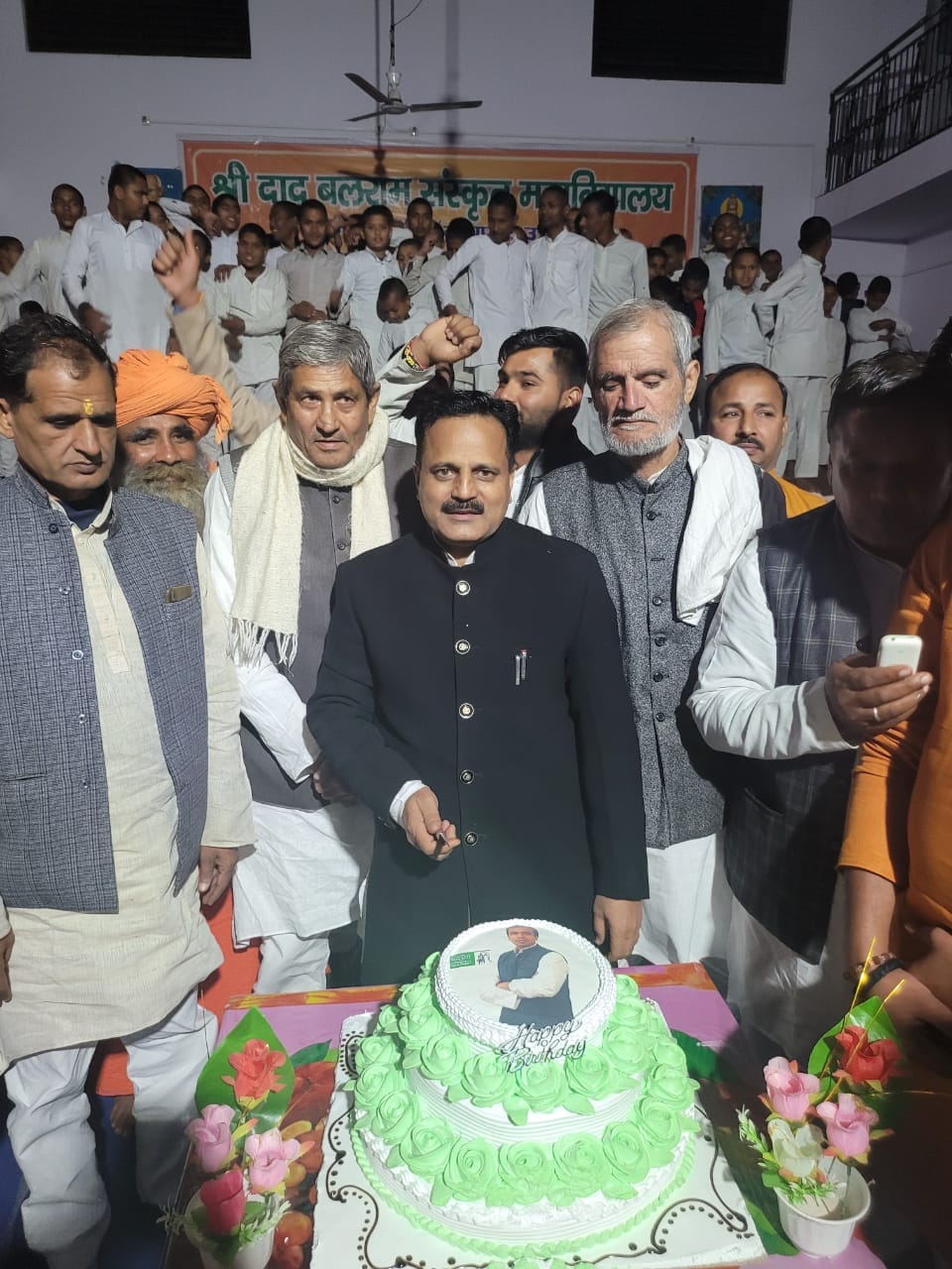 केक काटकर चौधरी जयंत का जन्मदिन मनाते जिला पंचायत सदस्य सुभाष गुर्जर