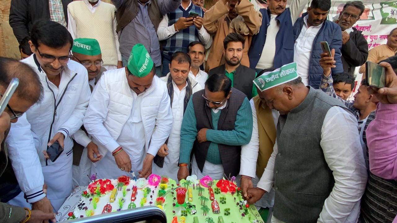 सोरम में जयंत सिंह के जन्मदिन पर केक काटते रालोद नेता