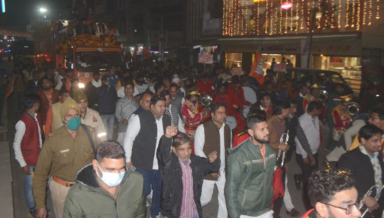 गढ़ रोड पर भाजपा की जनविश्वाश यात्रा के दौरान लोगो की भीड़ संवाद गढ़ रोड पर भाजपा की जनविश्वाश यात्रा के दौरान लोगो की भीड़ संवाद