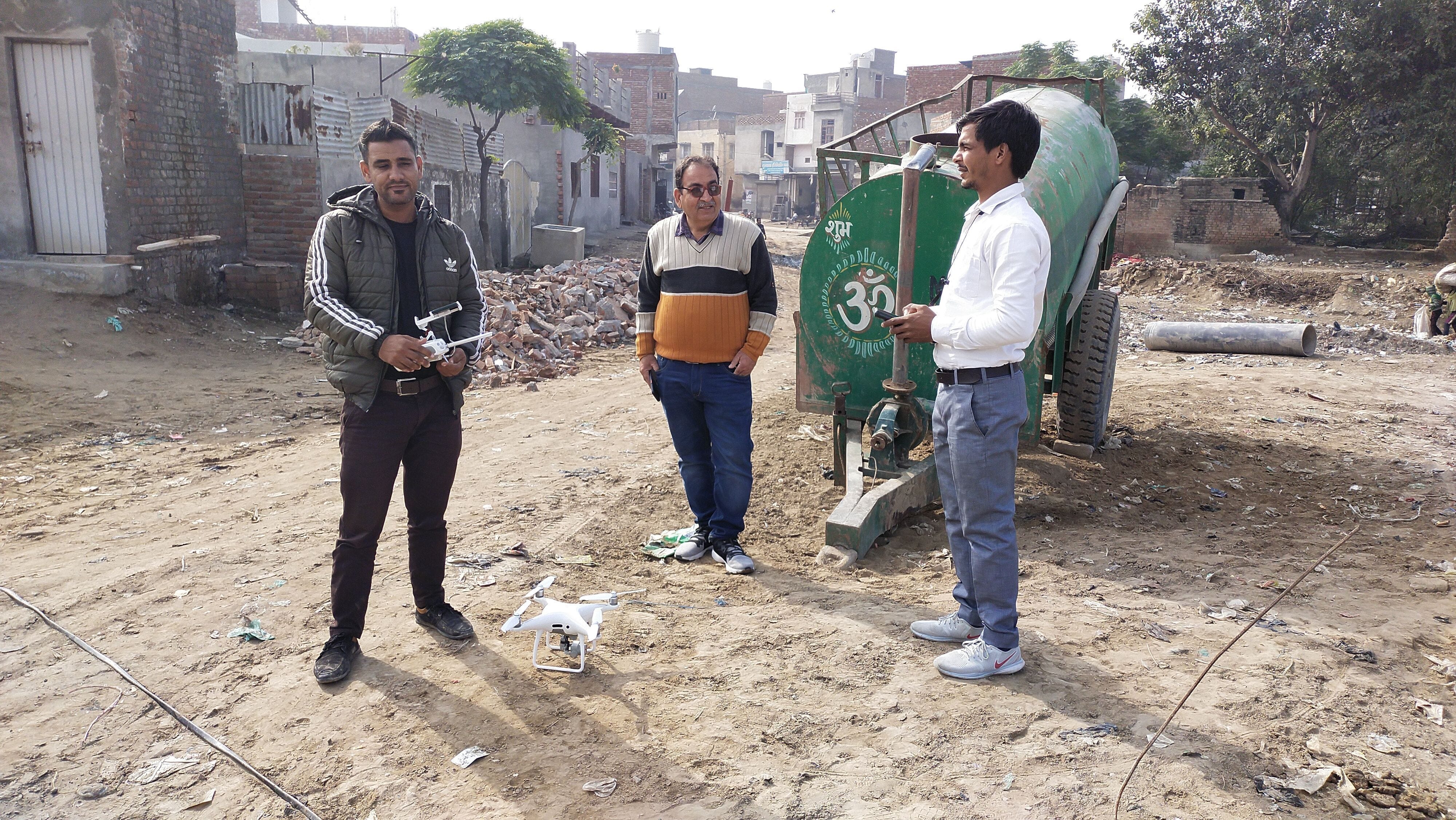 कल्लि क्षेत्र में ड्रोन से सर्वे करते हुए अधिकारी।