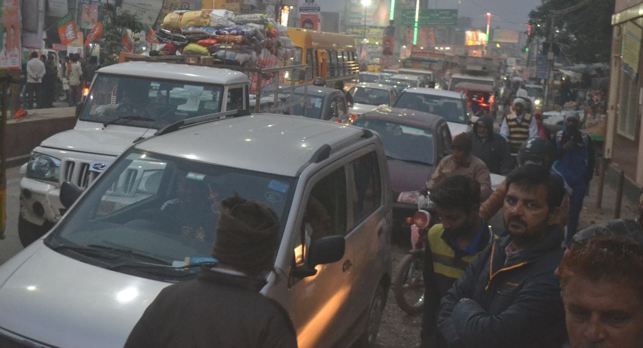 दिल्ली रोड पर भाजपा की जनविश्वाश यात्रा के दौरान लगा जाम संवाद दिल्ली रोड पर भाजपा की जनविश्वाश यात्रा के दौरान लगा जाम संवाद