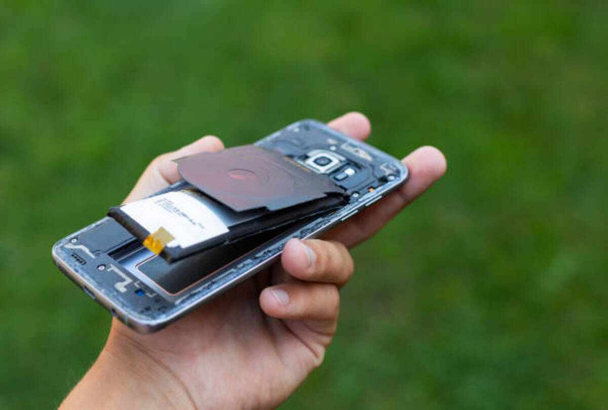 Tech Tip Why Does Mobile Battery Swollen Know How To Keep It Safe - Mobile Phone Tips: फोन की फूली हुई बैटरी में हो सकता है ब्लास्ट, ऐसे रखें इसको सुरक्षित -