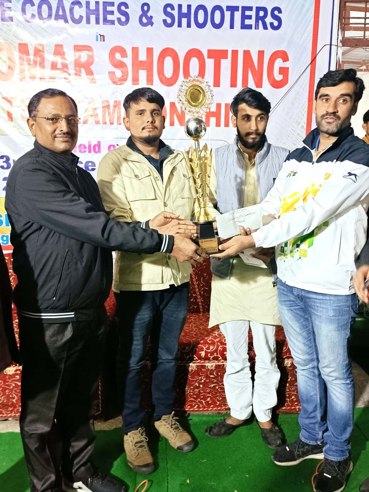 शूटिंग में चैंपियन ऑफ चैंपियन बने अश्वनी ढ़ाका को ट्राफी देकर सम्मानित करते अतिथि शूटिंग में चैंपियन ऑफ चैंपियन बने अश्वनी ढ़ाका को ट्राफी देकर सम्मानित करते अतिथि