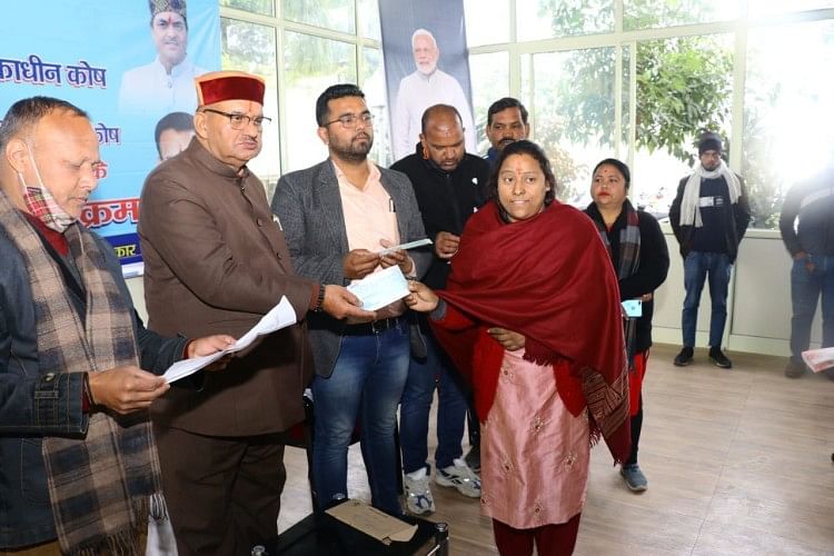 Le ministre du Cabinet Joshi a distribué des chèques d’aide financière