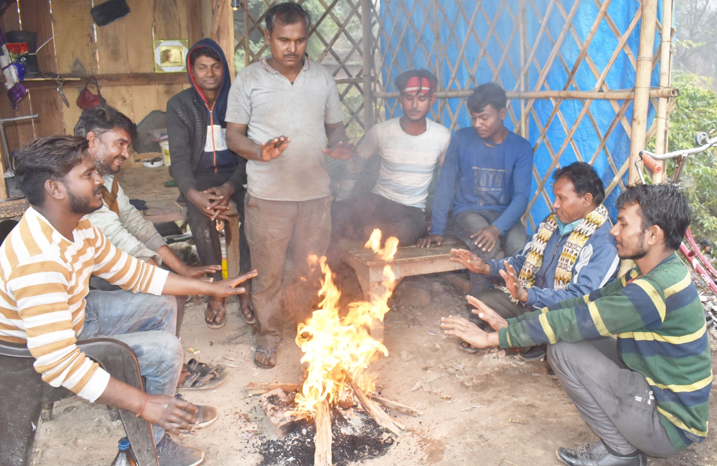 कृषि भवन के पास अलाव तापते लोग। संवाद