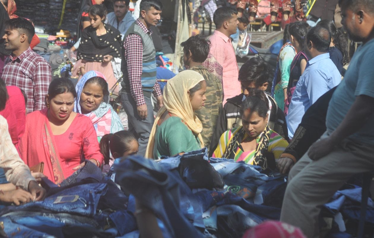 बाजार में बिना मास्क उमड़ती भीड़ बाजार में बिना मास्क उमड़ती भीड़