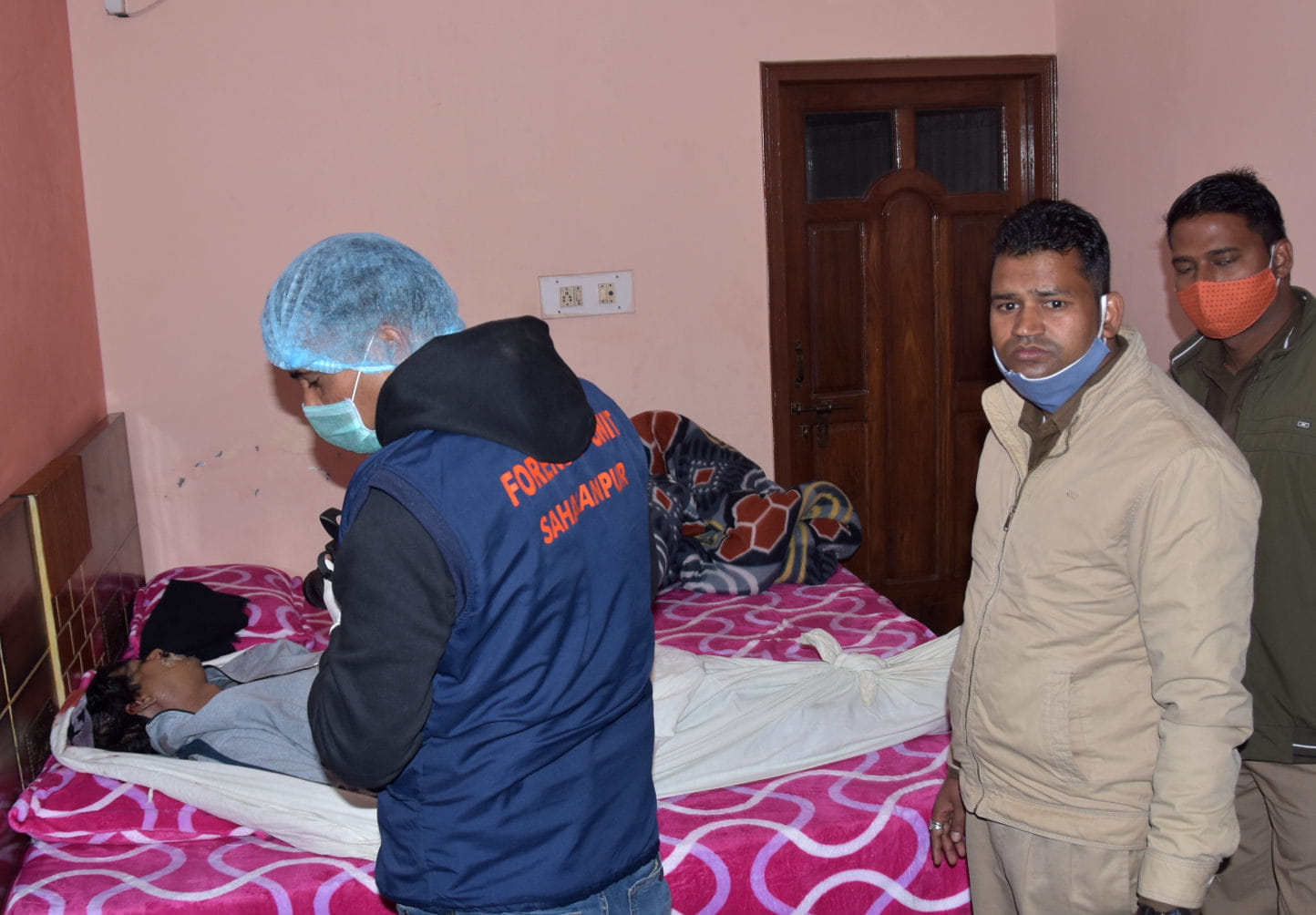 तोता चौक स्थित ब्रिज विहार में प्रॉपर्टी डीलर मनोज धीमान ने अपने आप को मारी गोली घर पर जांच करती प? तोता चौक स्थित ब्रिज विहार में प्रॉपर्टी डीलर मनोज धीमान ने अपने आप को मारी गोली घर पर जांच करती प?