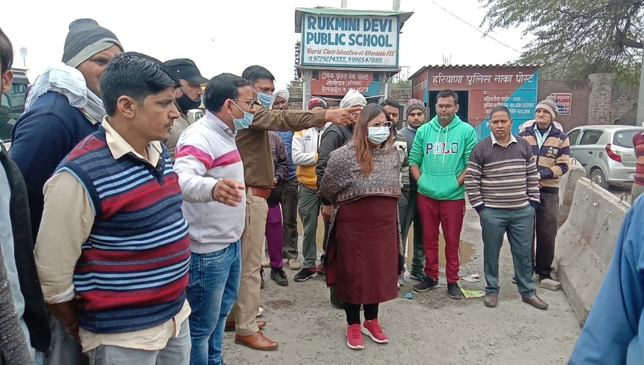 बीसवां मील-बहादुरगढ़ हाईवे को बंद करने को लेकर एसडीएम को शिकायत देते दुकानदार। संवाद बीसवां मील-बहादुरगढ़ हाईवे को बंद करने को लेकर एसडीएम को शिकायत देते दुकानदार। संवाद