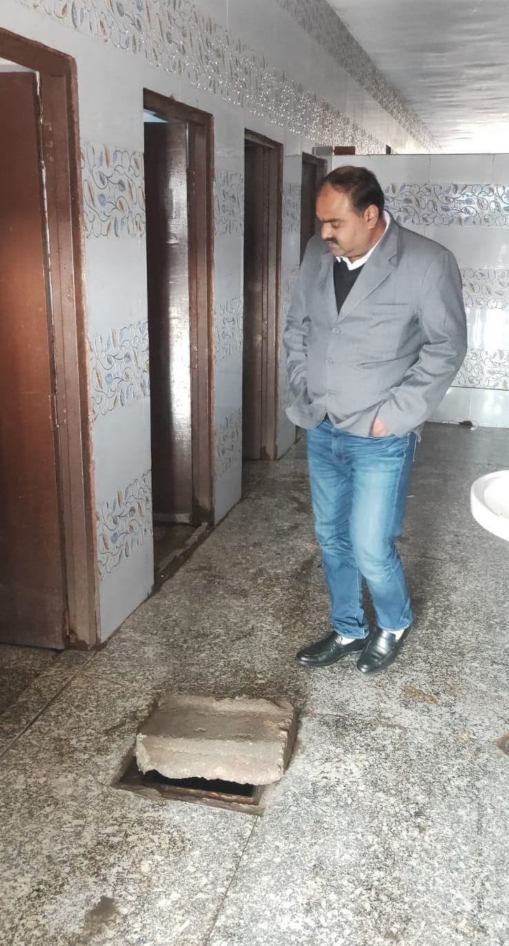 पानीपत। काबड़ी रोड पर स्थित सार्वजनिक शौचालय का निरक्षण करते हुए सीनियर डिप्टी मेयर दुष्यंत भट् पानीपत। काबड़ी रोड पर स्थित सार्वजनिक शौचालय का निरक्षण करते हुए सीनियर डिप्टी मेयर दुष्यंत भट्