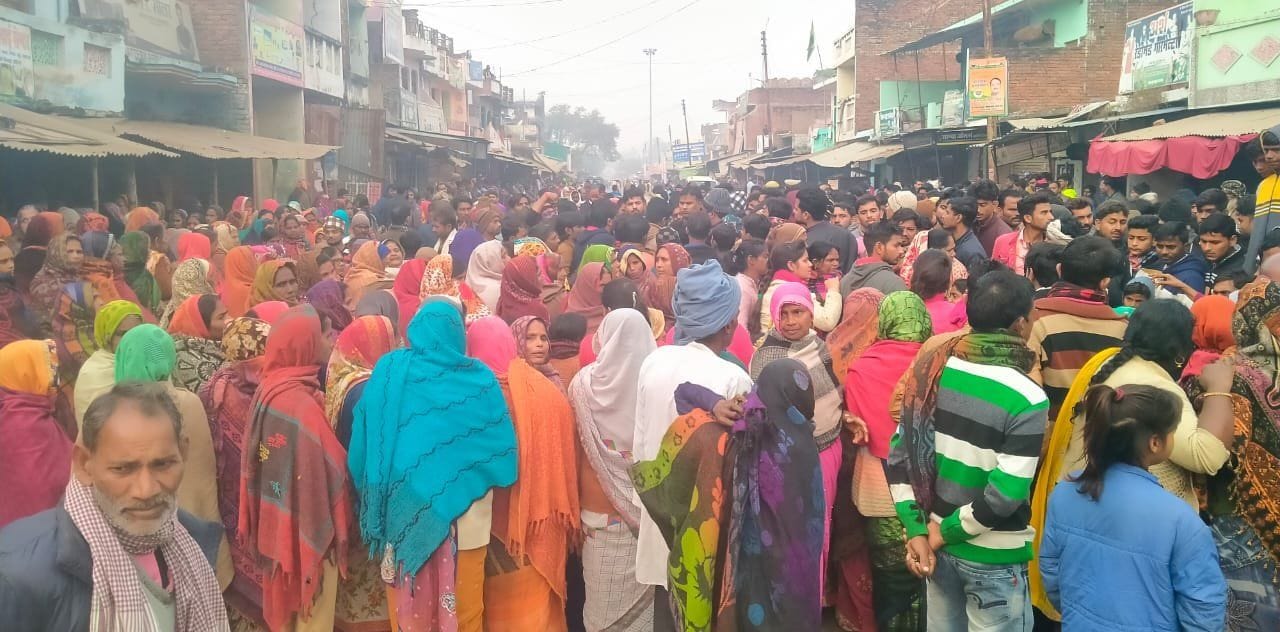 सगरा सुन्दरपुर बाजार में छात्र की हत्या के विरोध में शव रखकर व्यापारियों द्वारा जाम लगाये जाने क?