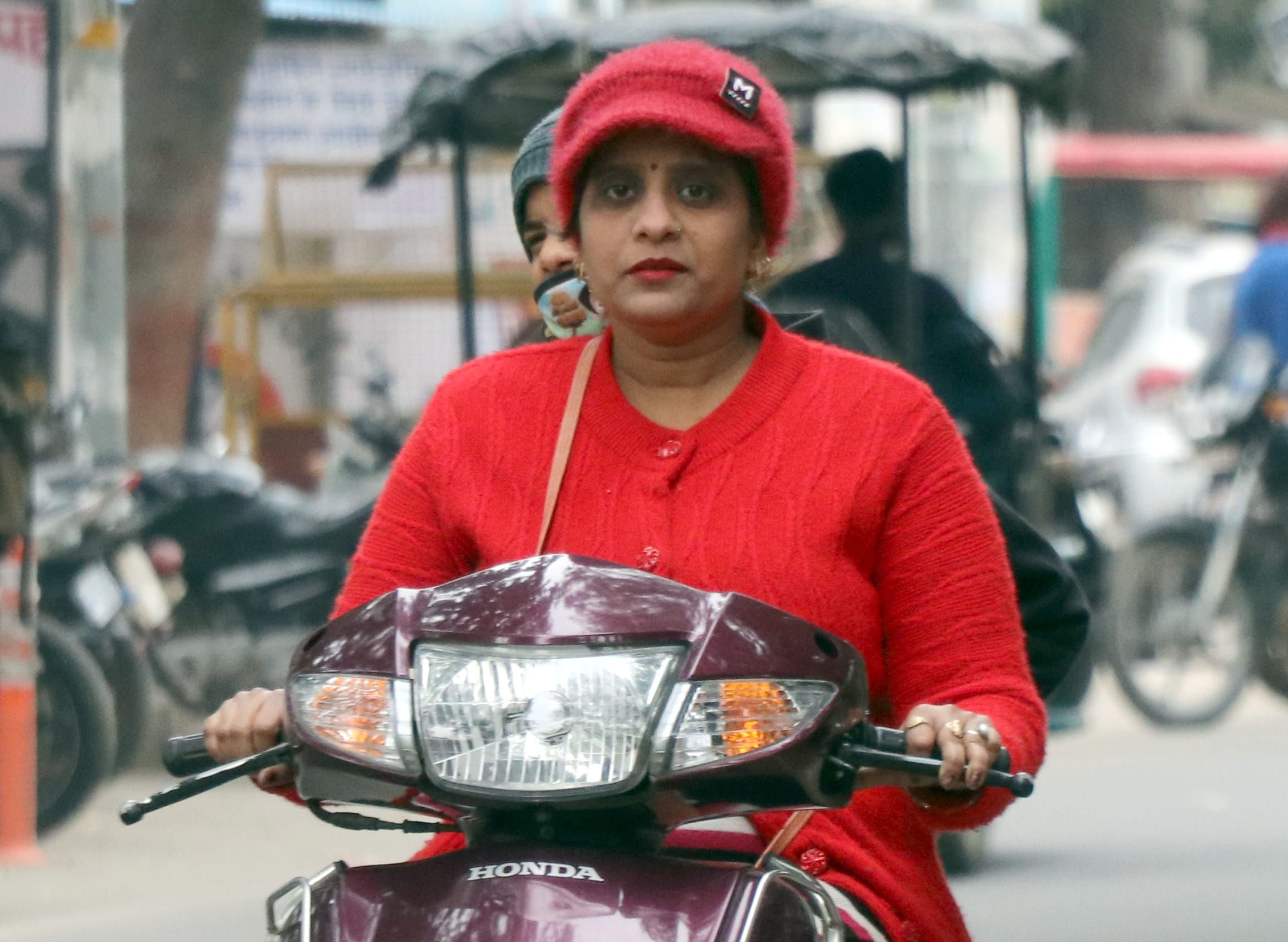 बिजनौर में ठंड में स्कूटी से जाती महिला। बिजनौर में ठंड में स्कूटी से जाती महिला।