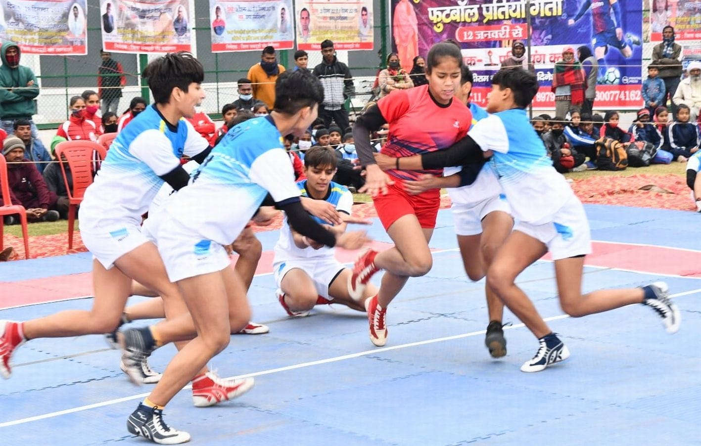 कबड्डी कोर्ट में हुनर दिखाते खिलाड़ी। कबड्डी कोर्ट में हुनर दिखाते खिलाड़ी।