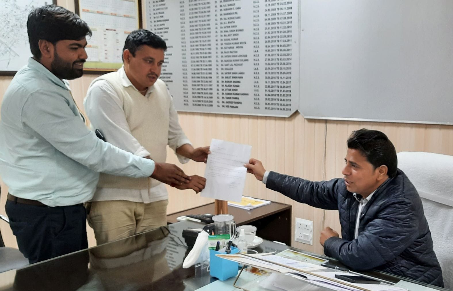 एसडीएम को अपनी मांगों संबंधी ज्ञापन सौंपते लोग, लेकिन किसी ने भी मास्क नहीं लगाया है। संवाद एसडीएम को अपनी मांगों संबंधी ज्ञापन सौंपते लोग, लेकिन किसी ने भी मास्क नहीं लगाया है। संवाद