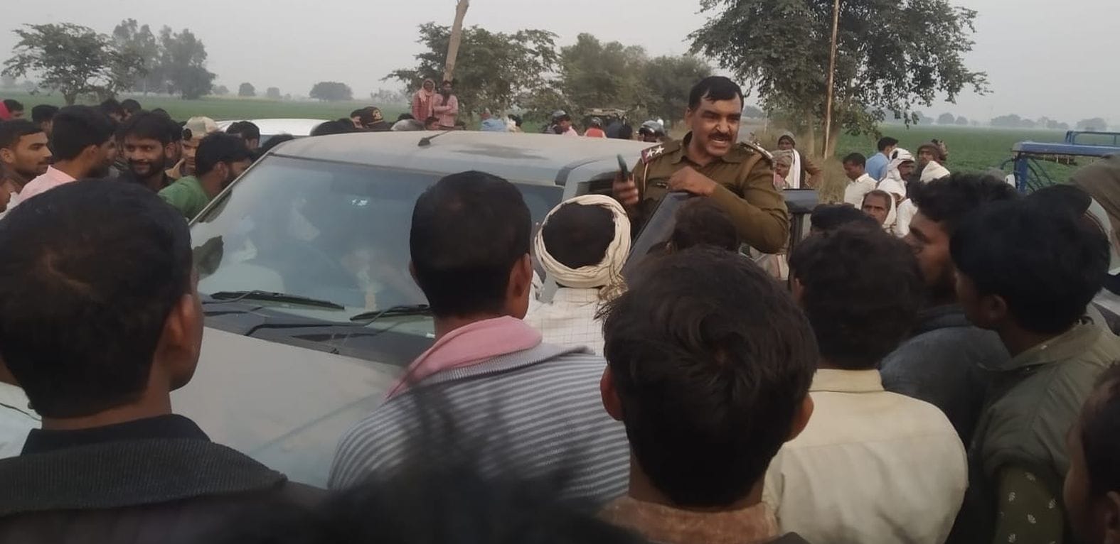 गांव राजा रामपुर मेई में ग्रामीणों से नोकझोंक करता पुलिस कर्मी। संवाद गांव राजा रामपुर मेई में ग्रामीणों से नोकझोंक करता पुलिस कर्मी। संवाद