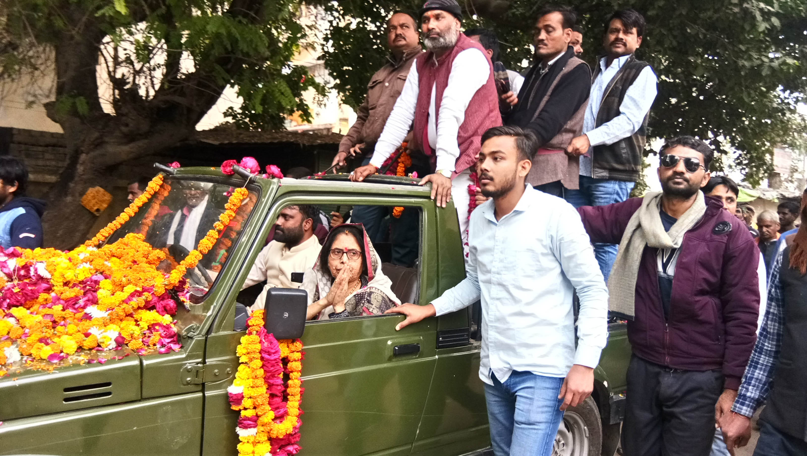 शहर में लोगों का अभिवादन करती पूर्व विधायक अशोक सिंह चंदेल की पत्नी राजकुमारी चंदेल।