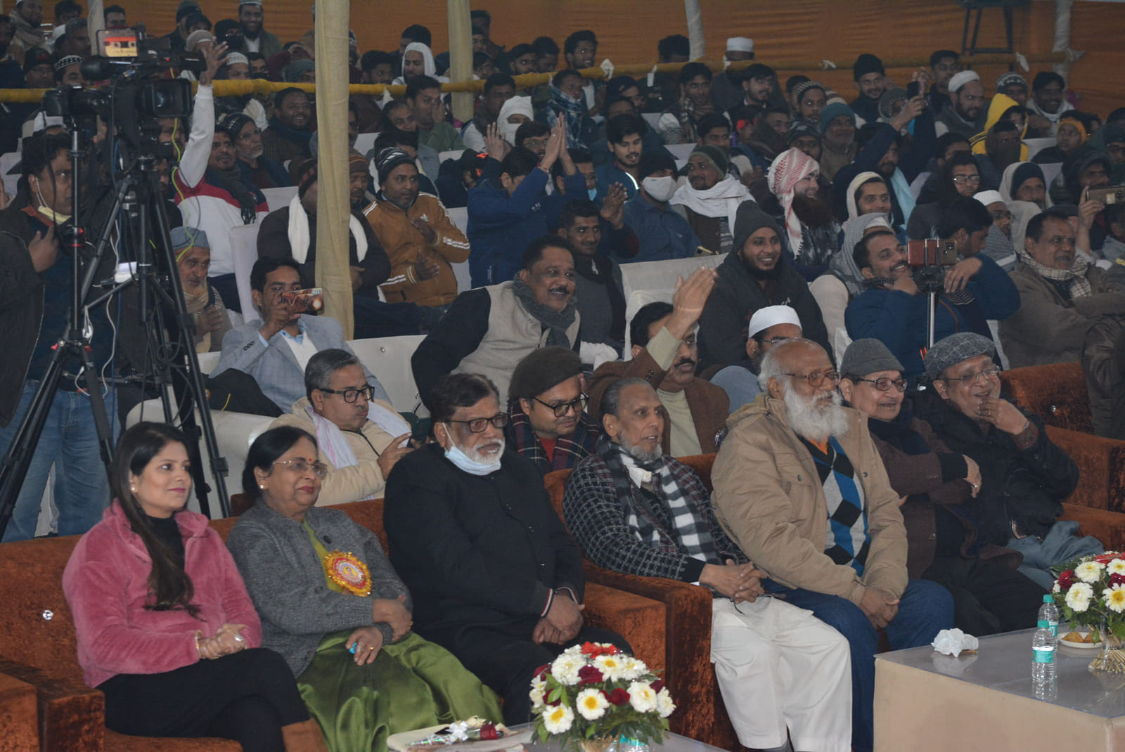 मुजफ्फरनगर के जिला प्रदर्शनी में आयोजित मुशायरा मे मौजूद पलिका चेयरपर्सन। मुजफ्फरनगर के जिला प्रदर्शनी में आयोजित मुशायरा मे मौजूद पलिका चेयरपर्सन।