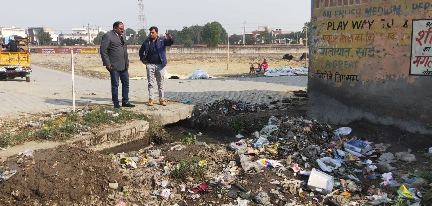 पानीपत। हरि नगर के पास नाला हुआ ओवरफ्लो को नगर निगम के अधिकारी को दिखाते हुए सीनियर डिप्टी मेयर द? पानीपत। हरि नगर के पास नाला हुआ ओवरफ्लो को नगर निगम के अधिकारी को दिखाते हुए सीनियर डिप्टी मेयर द?
