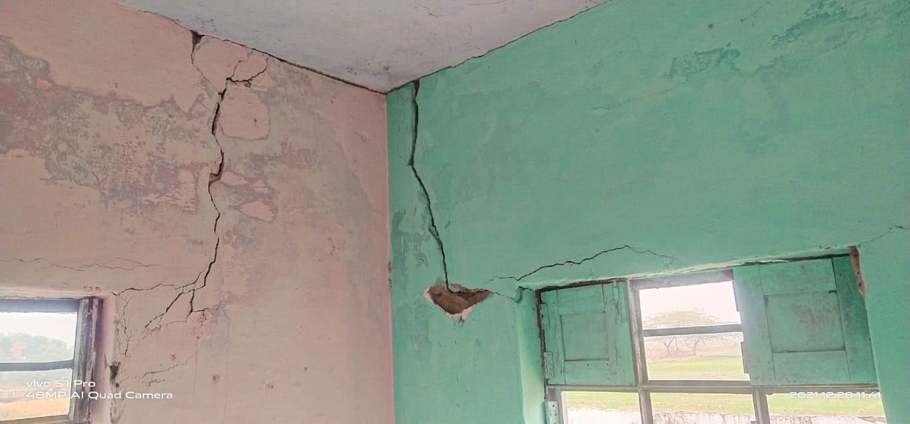स्कूल की दीवारों में आई दरारें स्कूल की दीवारों में आई दरारें