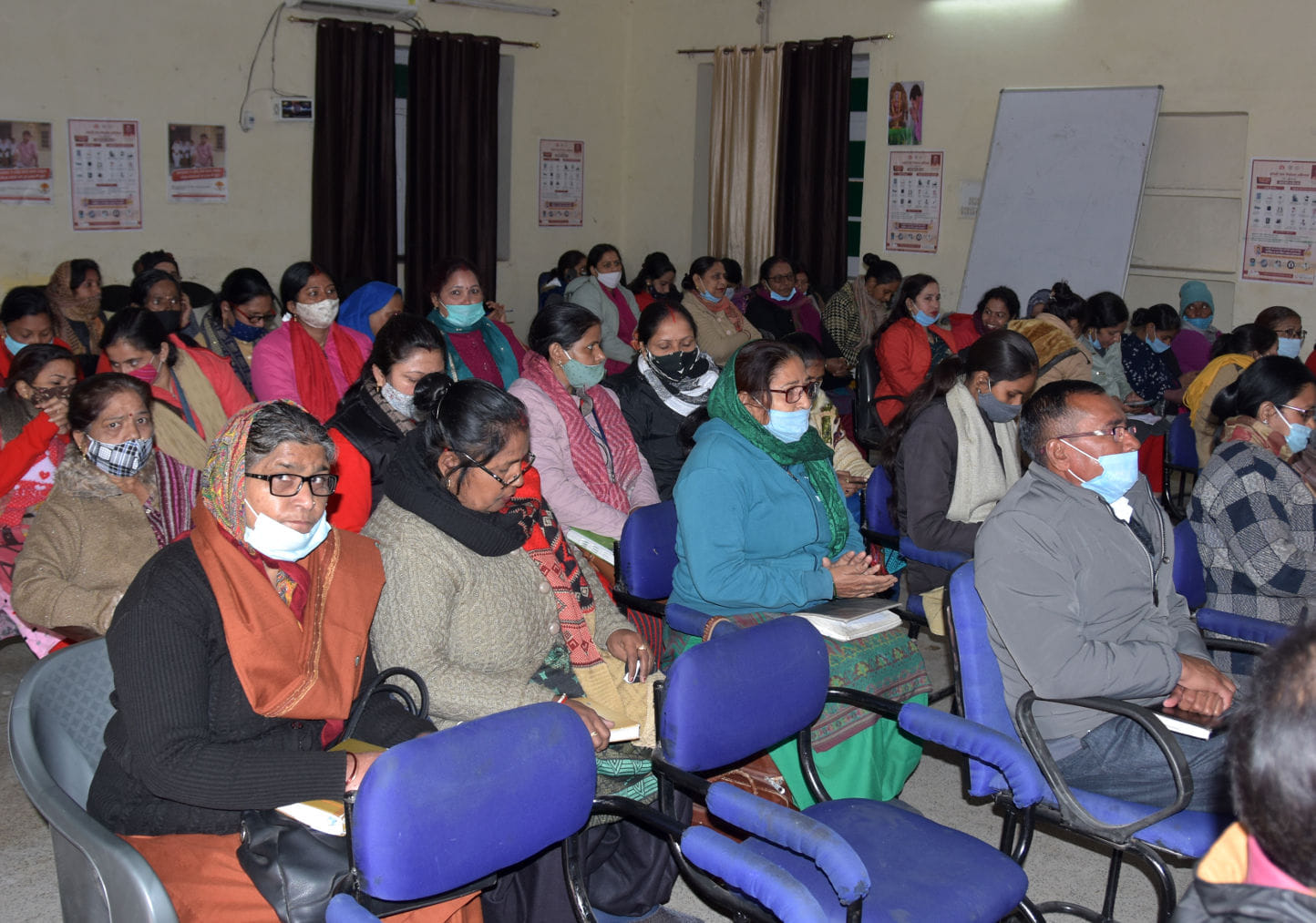 जिला अस्पताल स्थित टीबी सेनोटोरियम कोविड़ को लेकर प्रशिक्षण लेते कर्मी जिला अस्पताल स्थित टीबी सेनोटोरियम कोविड़ को लेकर प्रशिक्षण लेते कर्मी