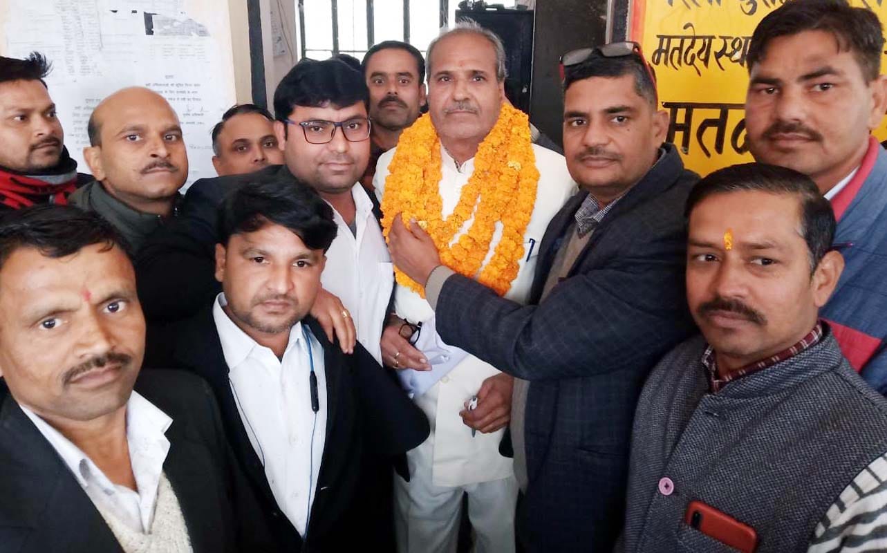 पुवायां तहसील बार एसोसिएशन के नव निर्वाचित अध्यक्ष ओमप्रकाश मिश्रा का स्वागत करते वकील