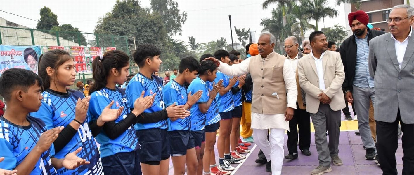 खिलाडियों से परिचय प्राप्त करते खेल मंत्री अरविंद पांडेय। खिलाडियों से परिचय प्राप्त करते खेल मंत्री अरविंद पांडेय।