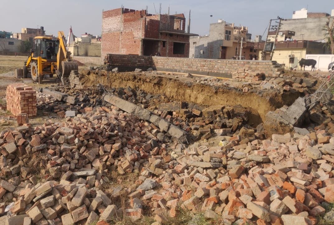 पानीपत। जाटल रोड पर न्यू मॉडल टाउन के साथ अवैध कॉलोनी में निमार्णाधीन घर को सील करते हुए। पानीपत। जाटल रोड पर न्यू मॉडल टाउन के साथ अवैध कॉलोनी में निमार्णाधीन घर को सील करते हुए।