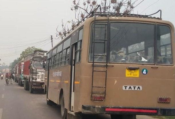 सगरा सुन्दरपुर में छात्र का शव रखकर जाम लगाने के दौरान वाहनों की लगी कतार। संवाद