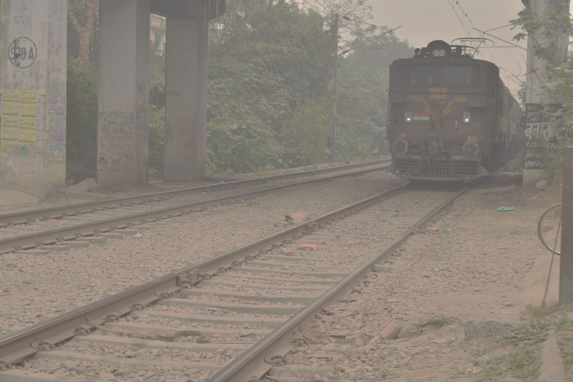 शाहजहांपुर में कोहरे के दौरान  निकलती ट्रेंन  । संवाद